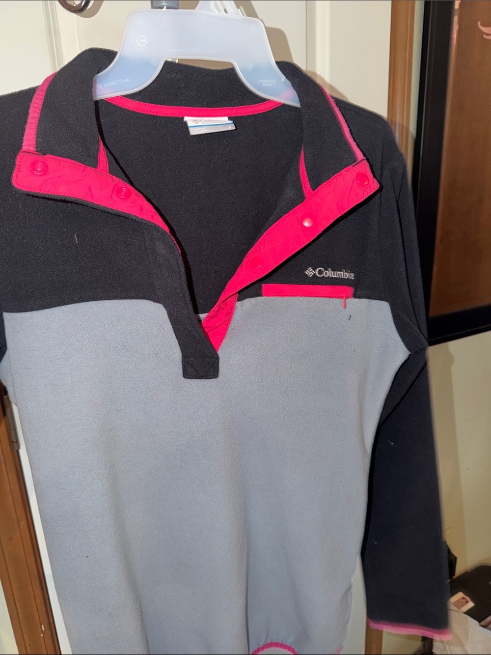 Columbia Black, Retro colors Gray & Pink Snap-Placket Fleece Pullover
